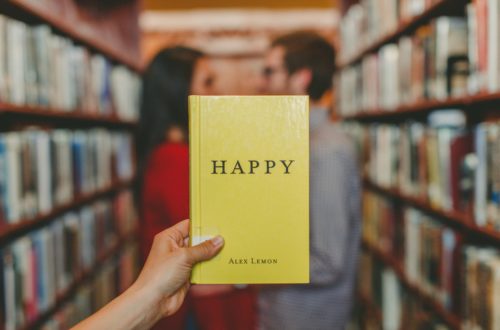 Livre écrit happy